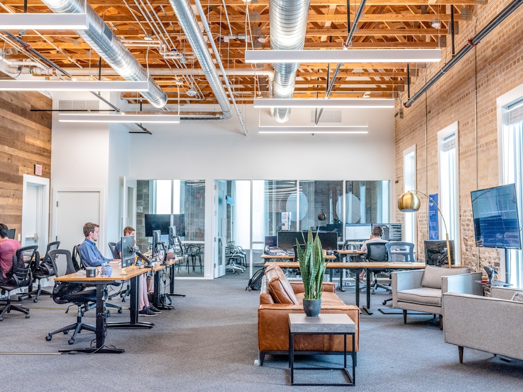 modernes und funktionales office design für produktive und inspirierende arbeitsplätze. entdecken sie kreative gestaltungsideen und innovative einrichtungslösungen.
